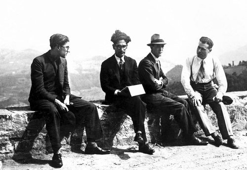 Cesare Pavese 2.jpg - Da sinistra Cesare Pavese, Leone Ginzburg, Franco Antonicelli e Augusto Frassinelli negli anni ‘40 sulle colline delle Langhe.